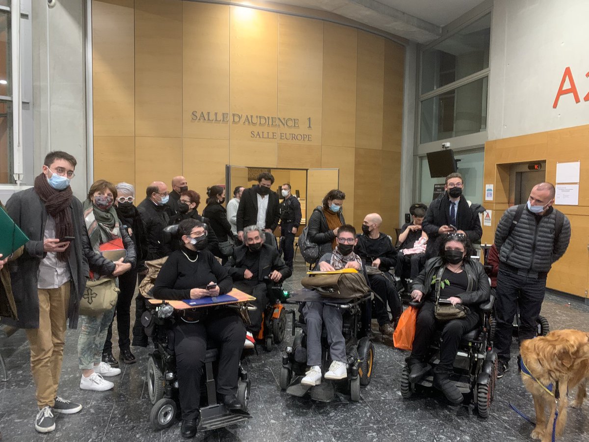 CLeguevaques31's tweet photo. Fin de l’audience / le tribunal se retire mais les personnes sont laissées sans possibilité de rentrer chez elles et de recevoir des soins élémentaires (repas / toilettes) que faire ? @E_DupondM @LLaparade @afpfr @France3MidiPy @odile31 https://t.co/3axCbgTI3w