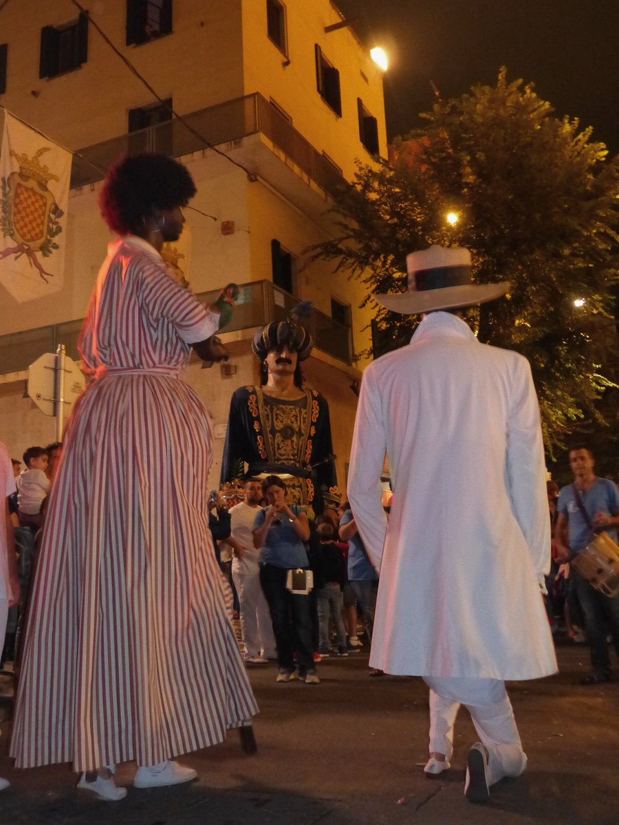 Amb aquesta estampa dels Negritos enmig d'un dels seus característics balls, us recordem que ens trobem a l'equador de Santa Tecla!

En 6 mesos la ciutat trobarà a estar de Festa Major, enguany especial commemorant els 700 anys de l'arribada del Braç de la patrona a la ciutat.