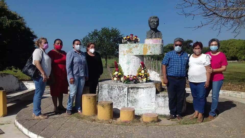 PRI_Balancan's tweet photo. Nuestra presidente del CDM en Balancán, acudió en compañía de militantes, al busto de #LuisDonaldoColosio a entregar una ofrenda floral y montar una guardia de honor!
🟢⚪🔴 #NuevaErA #ElMomentoEsAhora https://t.co/wSj05HMSZn