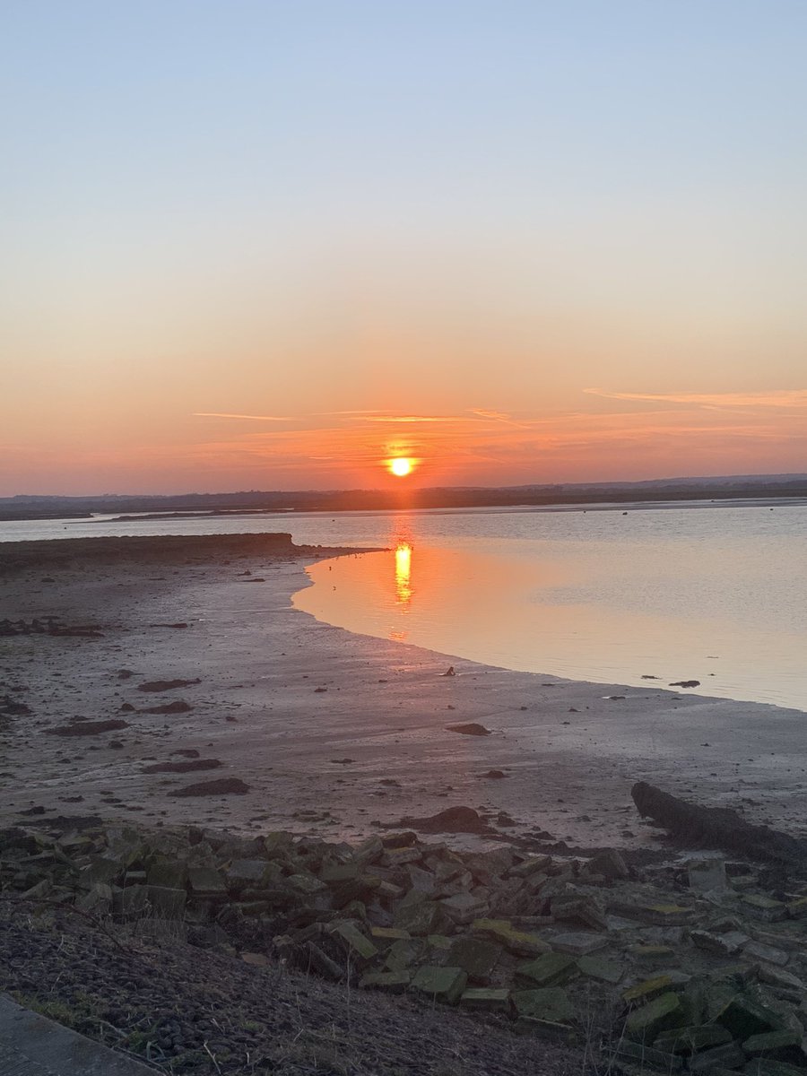 caustenhardy's tweet photo. Ran to the river. Watched the sunset. Got cold. Got a lift home in the car with my dad π I get points for going at all though, right? #runningfail #toocold #halfmarathontraining #reluctantrunner #chelmsford #essex https://t.co/eDRvgQcyx7