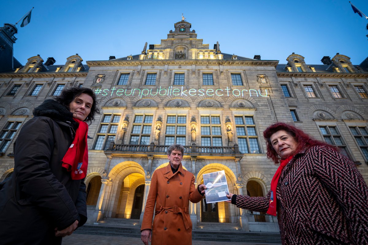 PubliekeSector's tweet photo. FNV in actie vanavond in Rotterdam voor meer waardering werkers publieke sector. @hoffer_judy geeft samen met @MargotK010 manifest aan @ArjanvanGils. Ook Erasmus Universiteit krijgt een bezoekje. #steunpubliekesectornu https://t.co/wEho203JB7