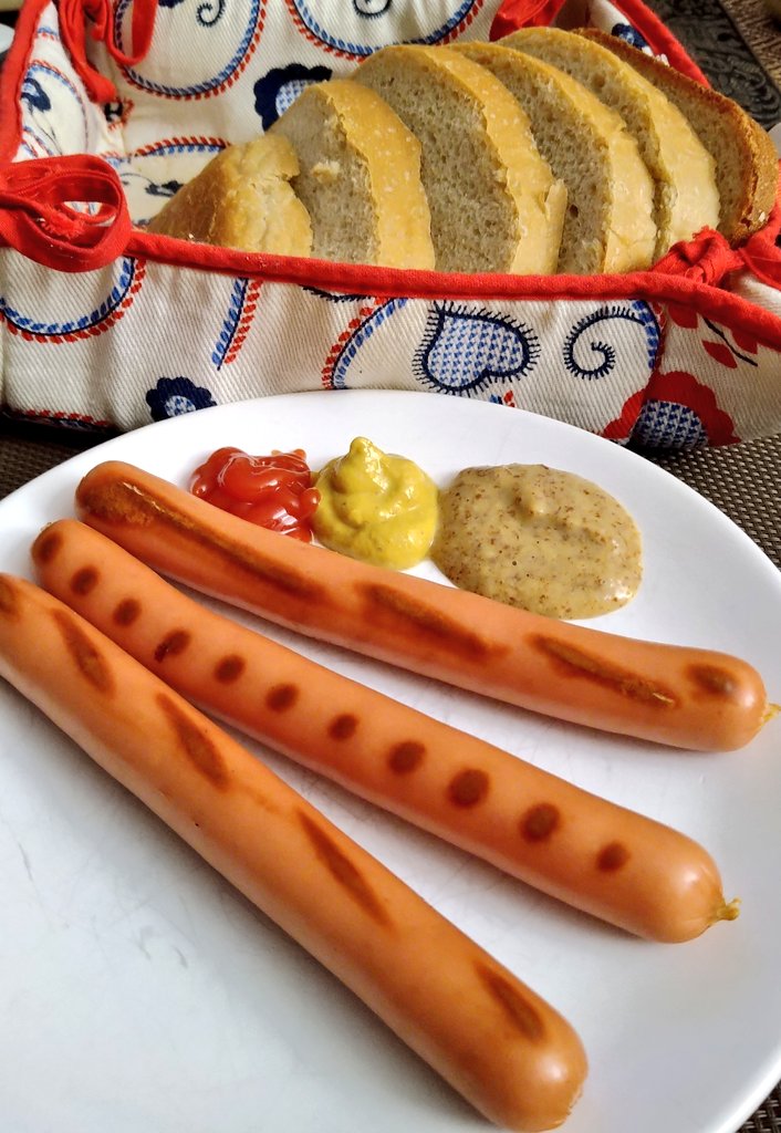 Sausage time 👩🏻‍🍳😍🌭🍅🍞 Grilled frankfurters with homemade spelt bread
#dinnertime #dinner #food #foodie #bread #BreadBaking #spelt #quickdinner #tuesdayvibe #lockdown #foodparty #sausage #Frankfurter