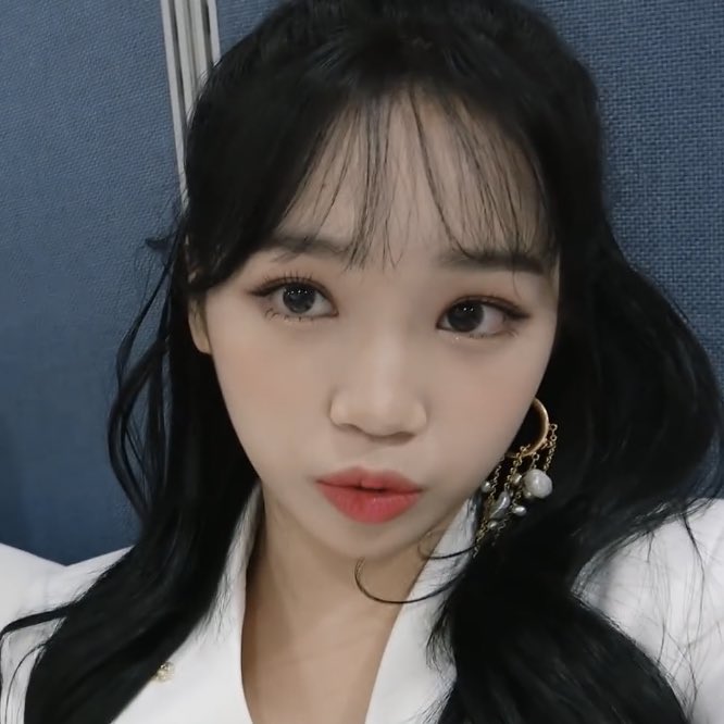 tiny_kcw's tweet photo. chaewon pout talking again ♥ https://t.co/23KiXyycXi