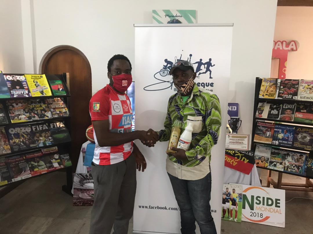 RACING_TPO's tweet photo. Jeu concours #StartingXI
ALAIN est le gagnant en marge de la rencontre #RACNFC, Il a reçu ce mardi le lot mis en jeu (01 bouteille de liqueur et 01 bouteille de javel) par la PME #BroMarket (https://t.co/LSRnoNqHUR) avec l expertise de #MountainConsulting&Management
Merci à tous https://t.co/ifa4l4gHHs
