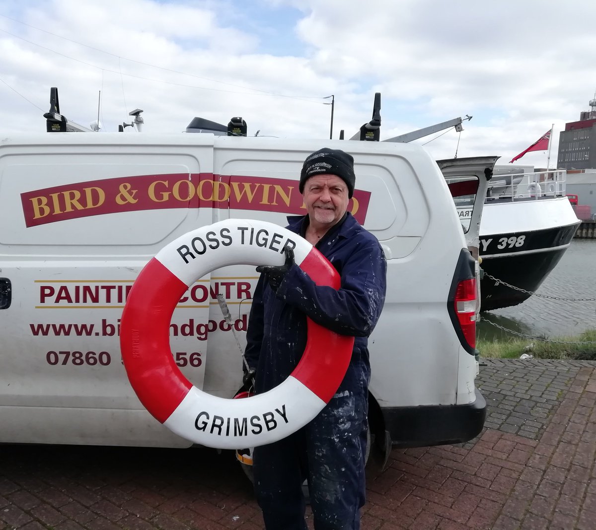 RossTigerGY's tweet photo. Chris Goodwin of Bird and Goodwin  with one of the repainted lifebuoys for #RossTiger. Restored to original style by Chris as part of the current repainting work. Chris painted many of these buoys for Grimsby #trawlers early in his career in marine painting on #Grimsby Docks. https://t.co/sSMR2uEz64