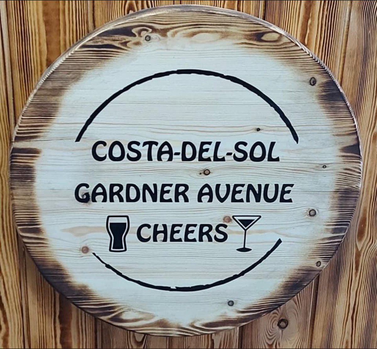 bespokebarrels1's tweet photo. Bespoke barrels & bars is what we do๐
Another made to measure bar with space for 2 fridges with shelves for glasses & bottles, personalised with a barrel head style plaque.
Professionally built, #madetomeasurebars #custombuiltbar #bar #homebar #mancave #gardenbar #bespokebars https://t.co/2MJ0bR1NKb