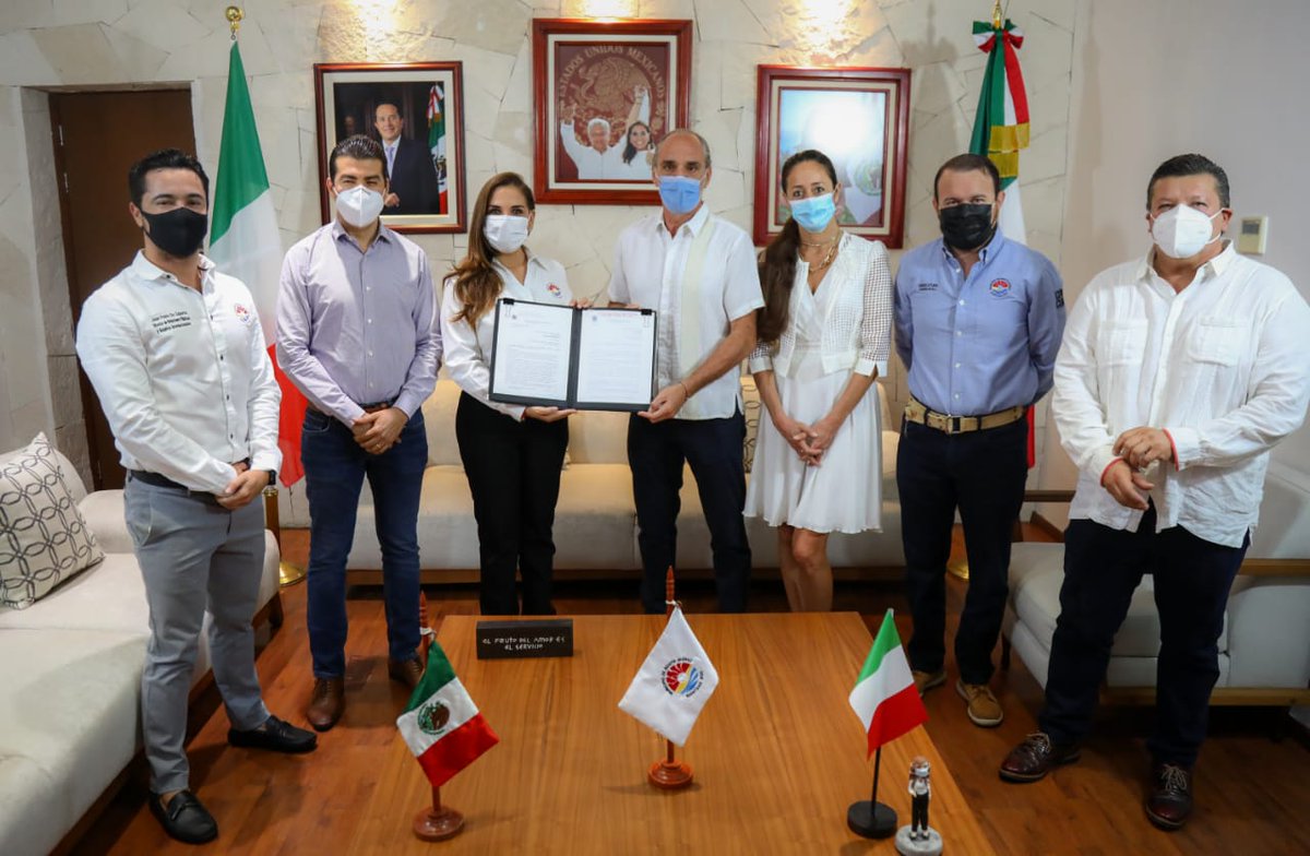 RelacionesBJ's tweet photo. Acompañamos a la presidente municipal @MaraLezama  en la reunión con el cónsul honorario de Italia @FilippoStrano en donde tratamos temas de importancia para Cancún y Nápoles, reforzando los lazos diplomáticos con nuestros hermanos italianos en materia de cultura 🇮🇹🇲🇽 https://t.co/dco0QJvsqh