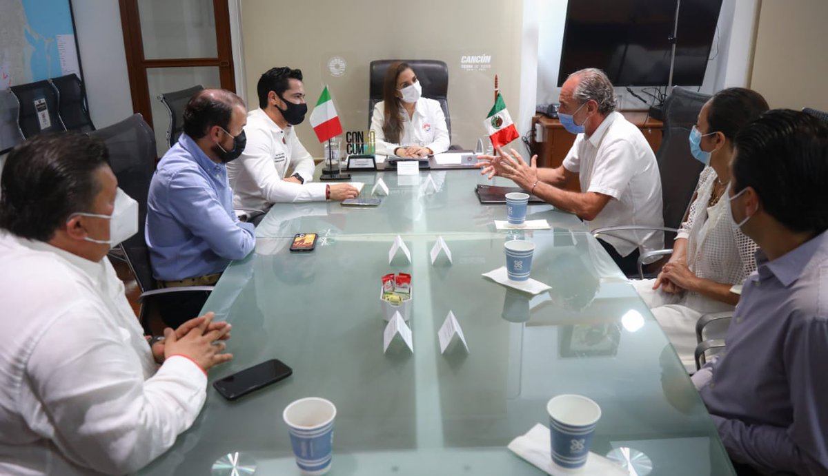 RelacionesBJ's tweet photo. Acompañamos a la presidente municipal @MaraLezama  en la reunión con el cónsul honorario de Italia @FilippoStrano en donde tratamos temas de importancia para Cancún y Nápoles, reforzando los lazos diplomáticos con nuestros hermanos italianos en materia de cultura 🇮🇹🇲🇽 https://t.co/dco0QJvsqh
