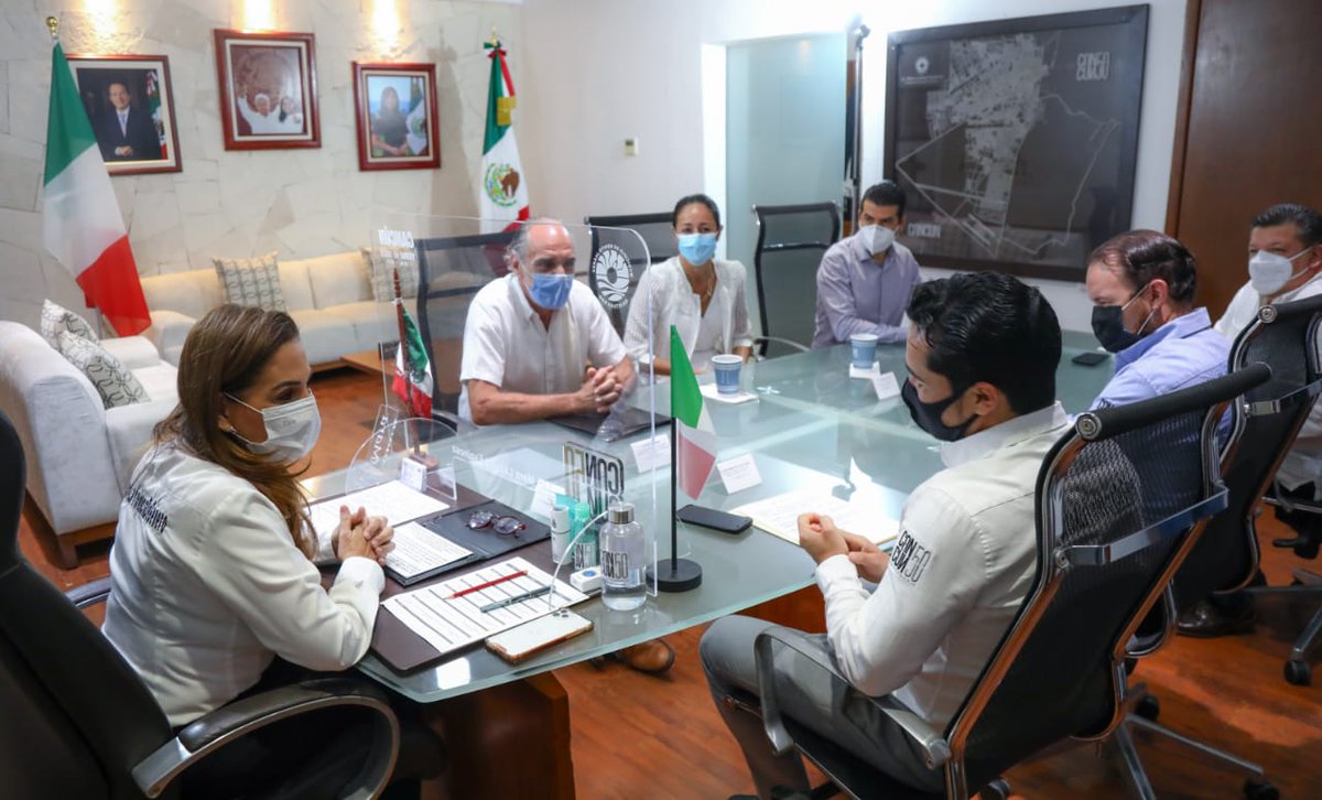 RelacionesBJ's tweet photo. Acompañamos a la presidente municipal @MaraLezama  en la reunión con el cónsul honorario de Italia @FilippoStrano en donde tratamos temas de importancia para Cancún y Nápoles, reforzando los lazos diplomáticos con nuestros hermanos italianos en materia de cultura 🇮🇹🇲🇽 https://t.co/dco0QJvsqh
