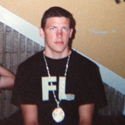 siebert_siebert's tweet photo. What you can’t see is my calf length Sean Jean denim shorts and my crispy white AF1’s #NewProfilePic https://t.co/7vs9jrTYy9