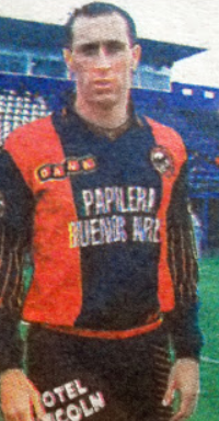TopJrs's tweet photo. #BocavsDefe No hay muchos q hayan jugado en ambos equipos. Pases directos: 2 (#Záccaro vino en 1943, #RRodríguez fue en '44). Otros casos: #Giunta, Beghé, O.López, A.Farías, Dollberg, #Suchard Ruiz, #Fioretto, #Benegas (a hoy en #Defe). https://t.co/8Z7jXbwRQk
