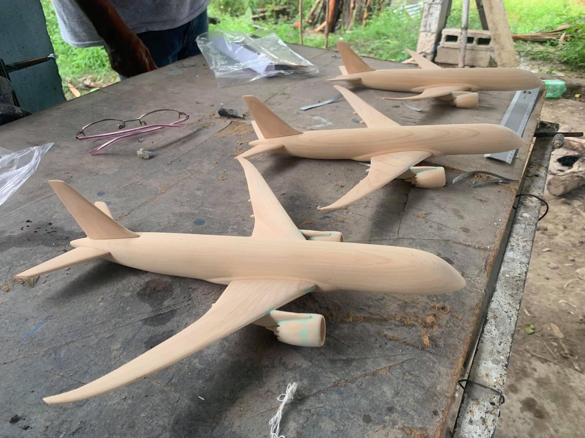 love_veracruz_'s tweet photo. El es Don Camilo, vive en una comunidad indígena "Tenek" llamada Dos Caminos en #Tantoyuca #Veracruz #México Es un artesano aeromodelista que fabrica aviones a escala elaborados con madera. Si les interesa comprar algún avión de don Camilo 7891203987 https://t.co/52OVxOVObn