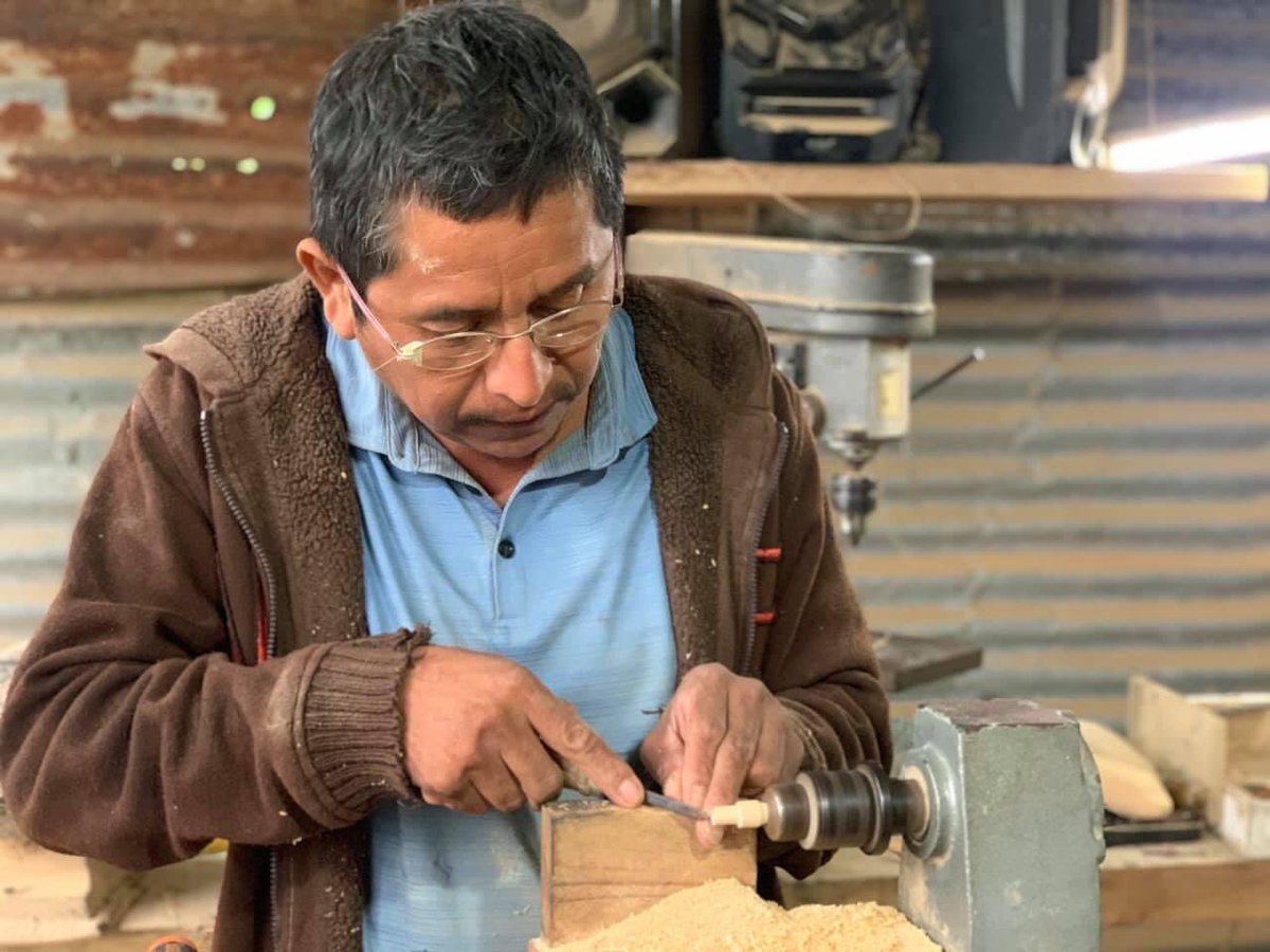 El es Don Camilo, vive en una comunidad indígena "Tenek" llamada Dos Caminos en #Tantoyuca #Veracruz #México Es un artesano aeromodelista que fabrica aviones a escala elaborados con madera. Si les interesa comprar algún avión de don Camilo 7891203987