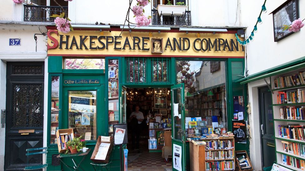 BookSweeps's tweet photo. For this week's #TravelTuesday, we head to the legendary @Shakespeare_Co bookstore in Paris. Numerous expat writers have slept among its stacks, including Ernest Hemingway, Allen Ginsberg, and James Baldwin. #BeautifulBookstores #ReaderGoals #Bookish https://t.co/mYKKv1iQFi