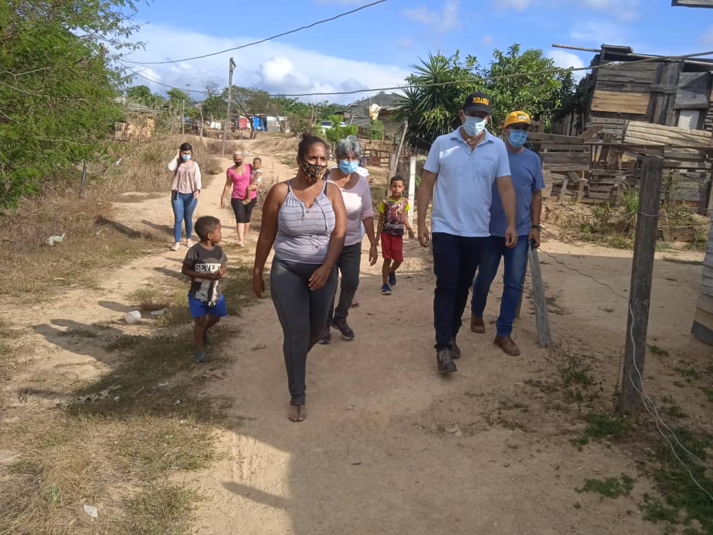 PJ_EdoMiranda's tweet photo. #23Mar Hoy junto al líder de #Miranda @CarlosOcariz y el equipo de @Primerojzamora recorrimos el sector Bella Vista donde conversamos con los vecinos sobre la importancia de exigir las condiciones para tener unos comicios electorales transparentes
#mirandaexigecondiciones https://t.co/j0CUKF2Gdp