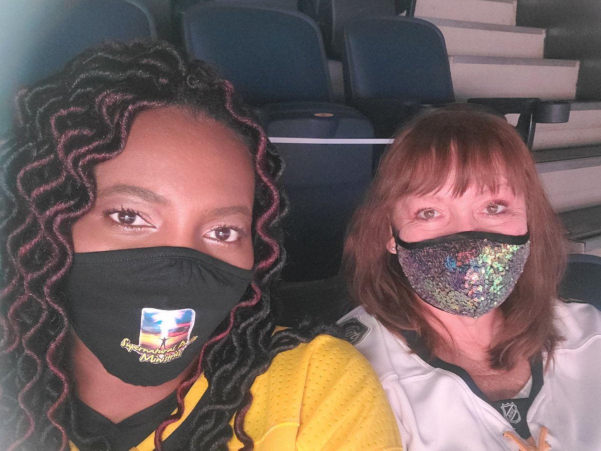 offdafloor's tweet photo. It's game night in #Smashville #LetsGoPreds #BestGameDayBuddyEver #IMissHangingOutWithHer #CovidHockey #SelfieGoalMagic #RetroHockeyNight https://t.co/i9VgLwqPfj
