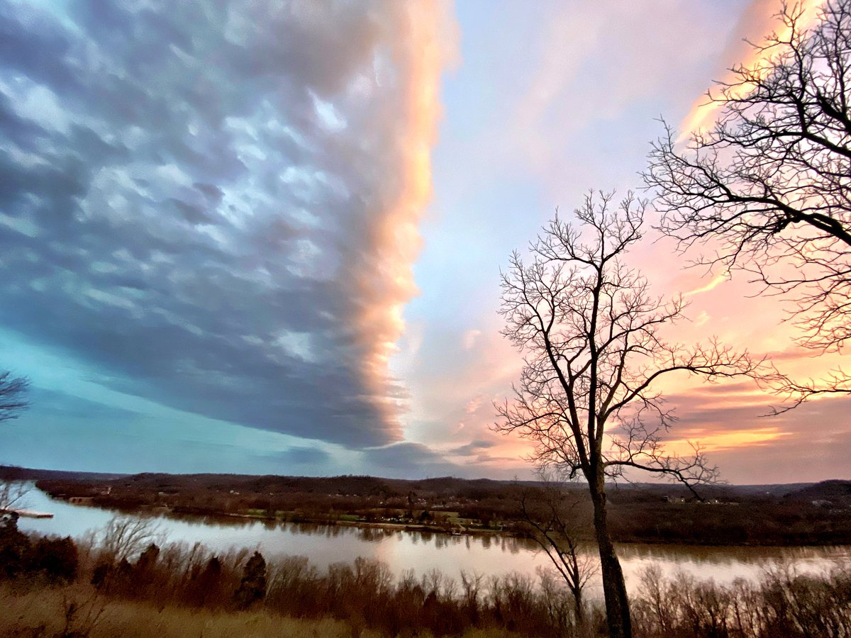 KathyLawler's tweet photo. Super cool sky tonight #ohioriver #cincyskies #lookup @KetchmarkWCPO https://t.co/fSUqZ3raj3