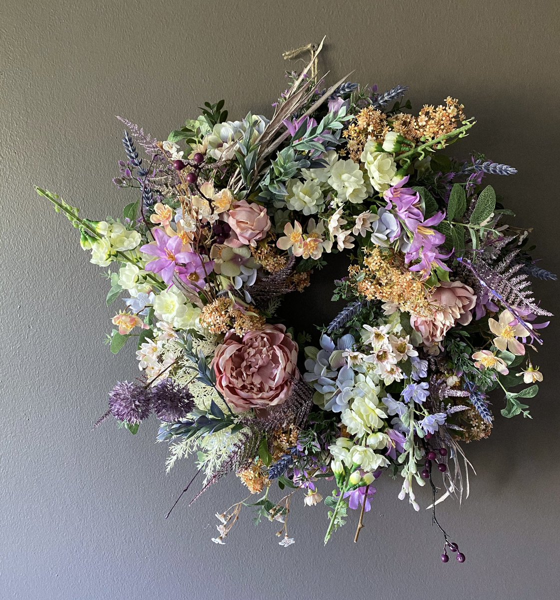 BloomsHoneybee's tweet photo. Chalk Candy Wreath.
🍬🦄🛼🔮🧁
Featuring vanilla, light peach and periwinkle shades.
#wreathdesign #pasteltones #seasonal #easterdecor #springwreath #flowers https://t.co/HOuPVgRpmw