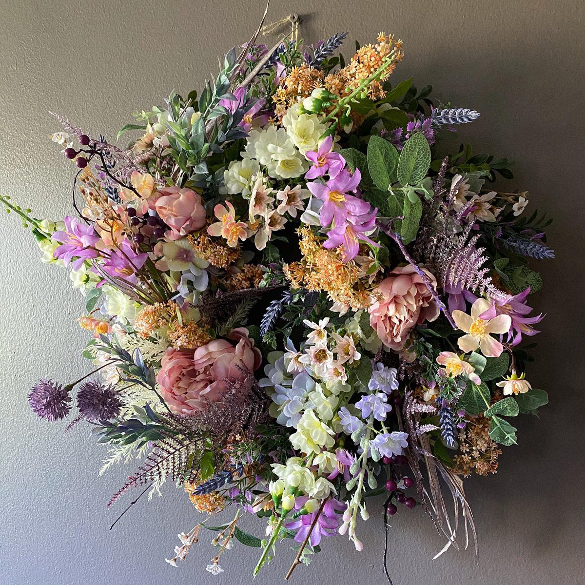 BloomsHoneybee's tweet photo. Chalk Candy Wreath.
🍬🦄🛼🔮🧁
Featuring vanilla, light peach and periwinkle shades.
#wreathdesign #pasteltones #seasonal #easterdecor #springwreath #flowers https://t.co/HOuPVgRpmw