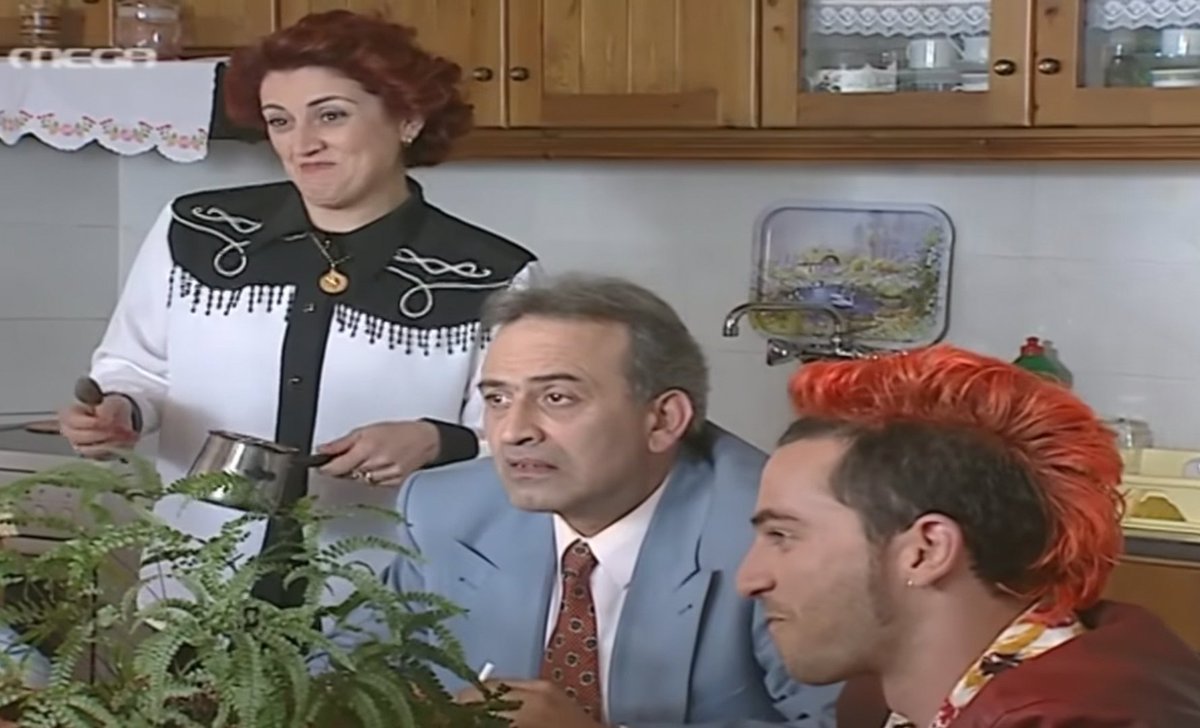 -Ωραιο το Παρίσι, το βλέπαμε στο σίριαλ με τη Κίτσου.
-Μανα, ο εθνικός κήπος ήταν.
-Κι ο εθνικός κήπος σου λέει!
#AgriesMelisses