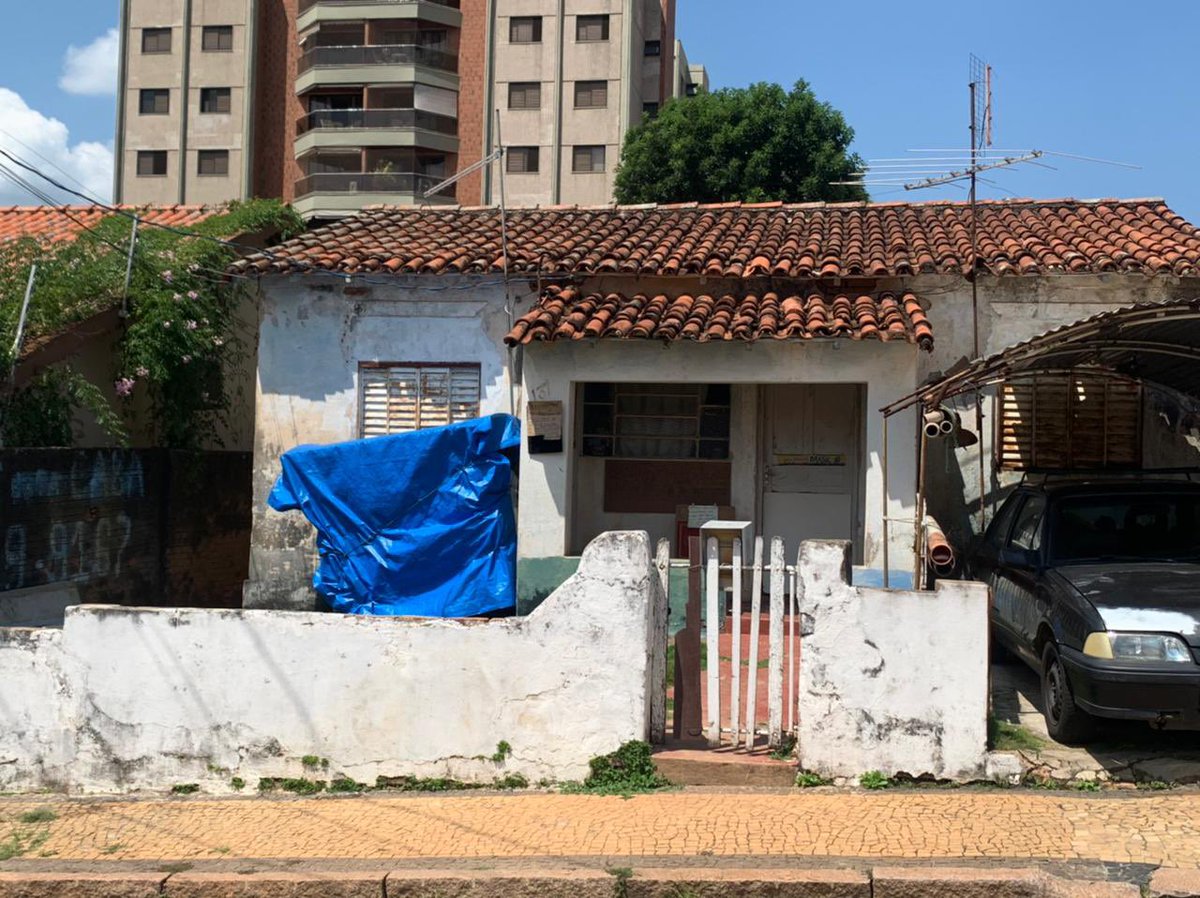 najub_s's tweet photo. IMPORTANTE, NÃO PASSEM POR FAVOR!!

Essas fotos são da casa de um casal de idosos que moram no meu bairro, por conta da pandemia eles estão passando por muita necessidade e estão implorando por ajuda! Amanhã vou comprar alguns alimentos para levar até lá + https://t.co/OpcHsqzVHV