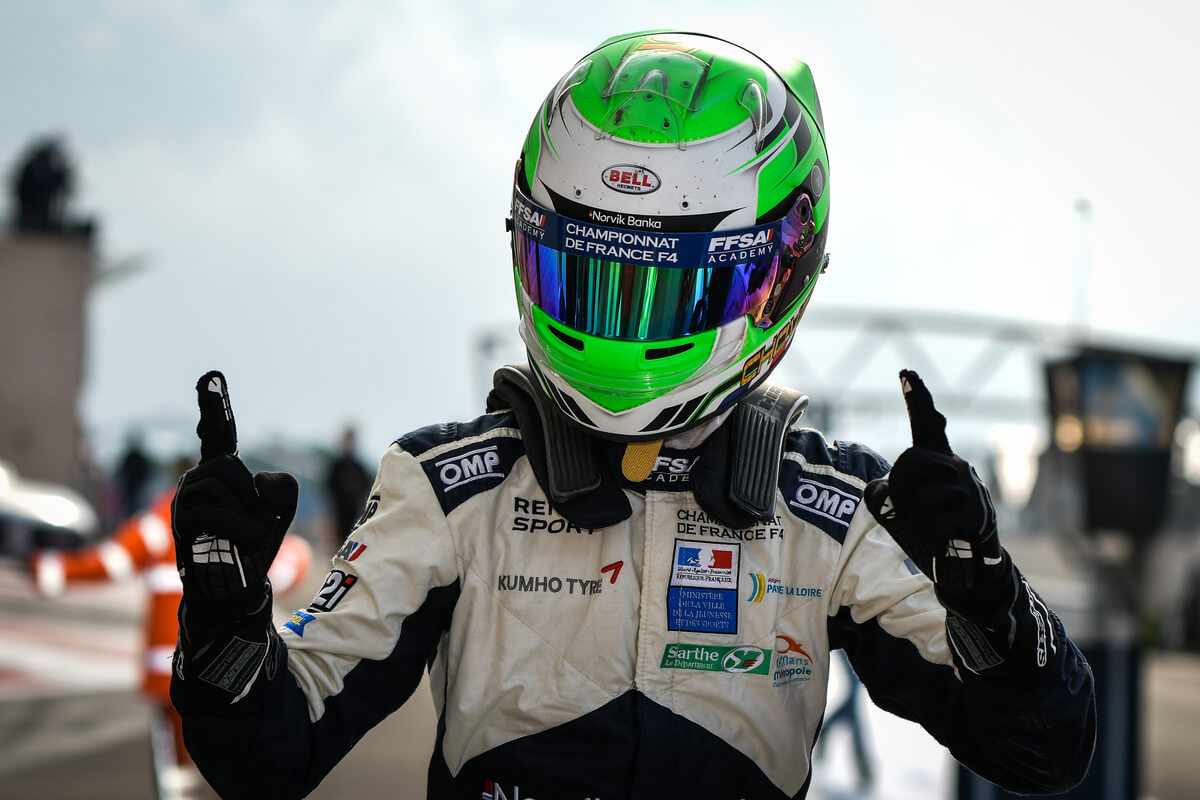 F4ESP_Simulada's tweet photo. FINAL 🏁

Y VA A SER @SSoler19 EL PILOTO GANADOR
PODIO💥

P1) @SSoler19
P2) @DannyRicGOAT
P3) @Hjku_RP https://t.co/2gXKXwyAtV