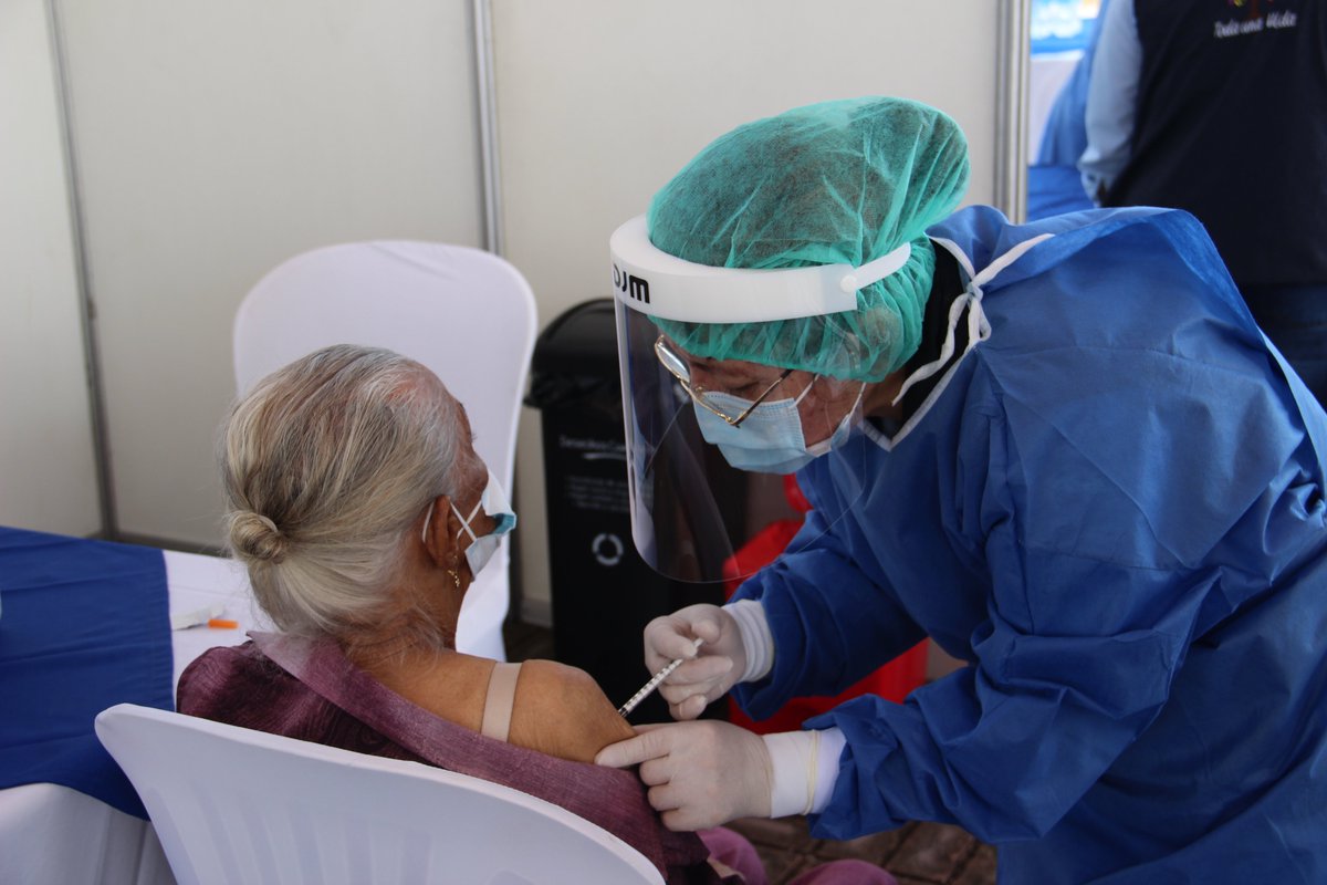 HGMonteSinai's tweet photo. #EcuadorSeVacuna | Orgullosos de recibir en nuestro 🏥a los adultos mayores 🧓 en la primera jornada de vacunación 💉 masiva contra la #COVID19. Protegerlos es nuestro deber en gratitud a la vida y al amor ❤️que nos brindan cada día. #PlanVacunarseEC https://t.co/L2fLrNlklN