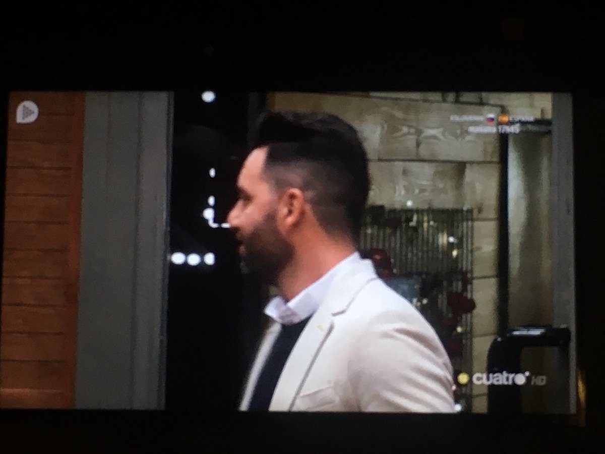 Objeparanormal's tweet photo. Bueno bueno, sorpresita de mi compi de colegio Jose Manuel, que desde la #isladelastentaciones le decimos Manué 🤣🤣🤣 Va por ti campeón!! #FirstDateManueLaManitaRelajá 🤣🤣 En @firstdates_tv. Vamos Manué!! #Fistdate https://t.co/2TztqikaAp