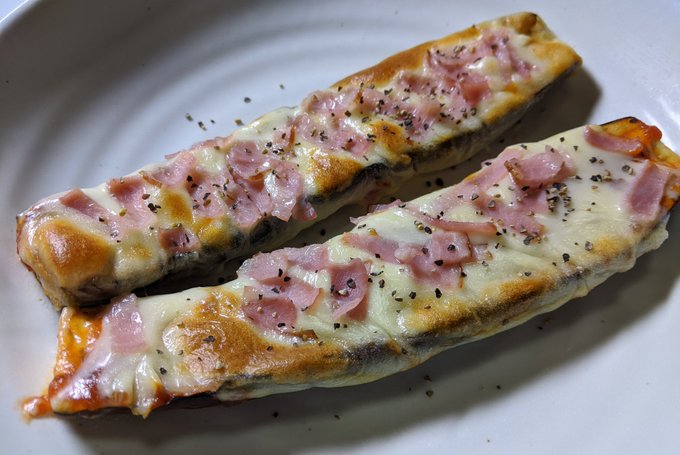 ナスのピザを作る、今回はブラックオリーブとハラペーニョピクルスの代わりにベーコンを散らしてみる☺️ 