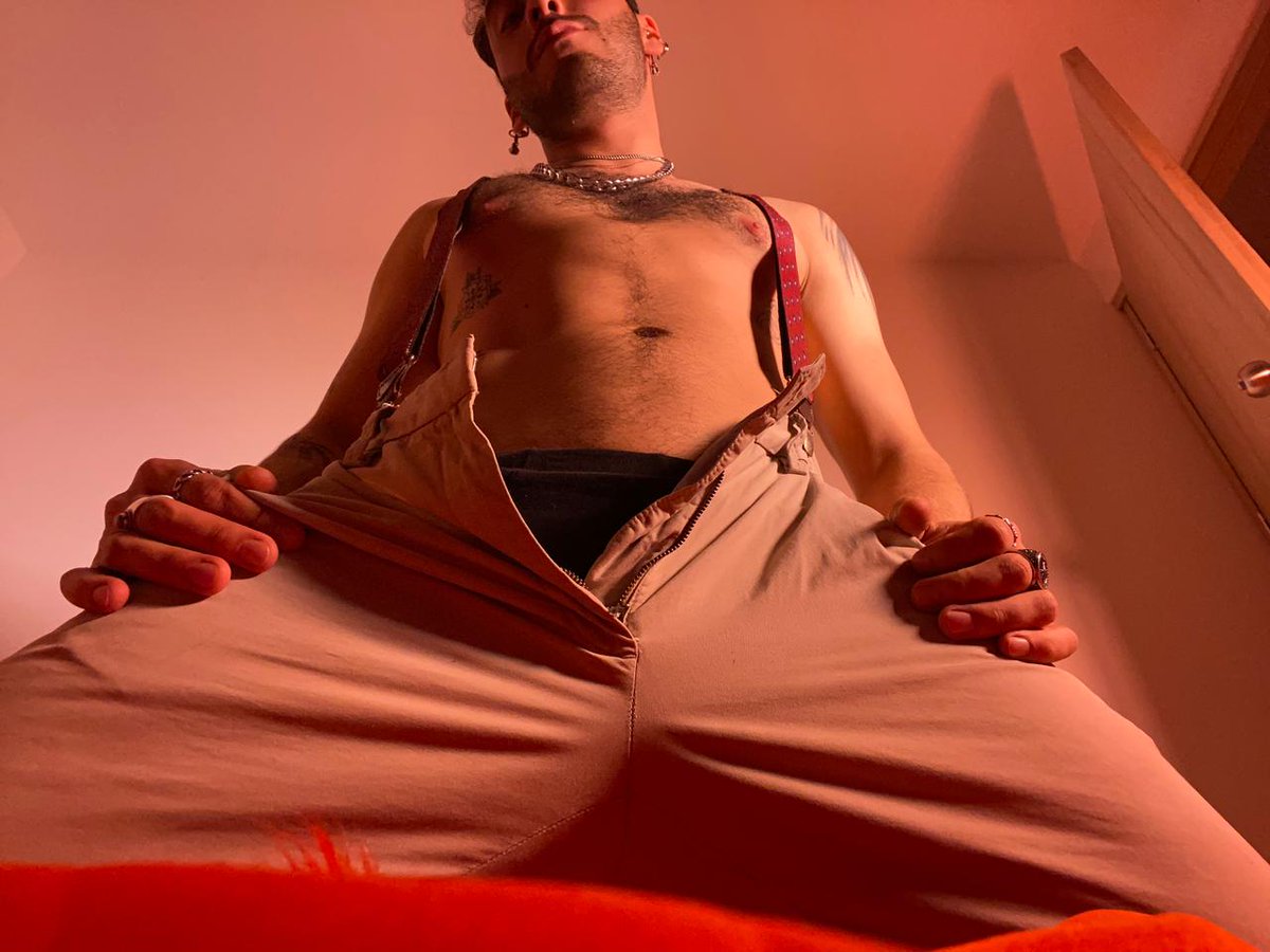 DomiinooM's tweet photo. Hey parceros. Les gusta mi look. Se vienen nuevas fotos! 📸📷📸Las quieren ver? 50 rt y les subo un video bien chimbita de esa sesion de fotos.
Mas contenido en mi OF
#follobackforfolloback #onlyfans #suspenders #hairychest #hairyman #fitmodel #wbc #wbcmodel #heteroengañado https://t.co/PLU4bTRAaB