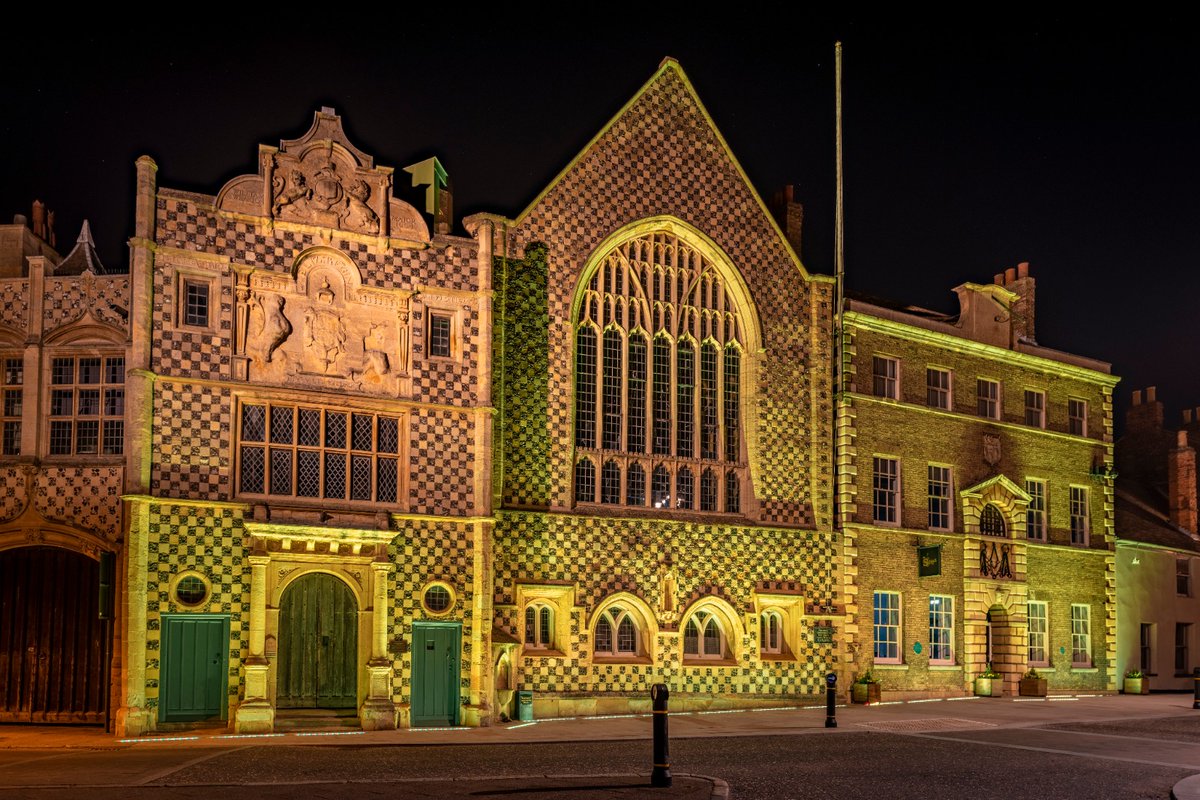 Today is @MarieCurieEastE #DayOfReflection marking a year since the first lockdown. @klcornexchange & @KLTownHall were lit up yellow tonight to reflect on our collective loss, support those who’ve been bereaved, & hope for a brighter future. #DayOfReflection2021 #mariecurieuk