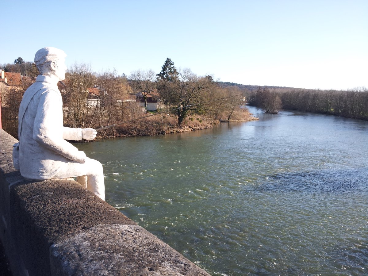 RoadTrip70's tweet photo. La saison de pêche (1ère catégorie : https://t.co/nReoP0IXXK) 🐠 s'est ouverte le 13 mars dernier. #destination70 donc, à Port s/ Saône, ou j'ai essayé d'engager la conversation avec le 🐟🐟 pêcheur 🐟🐟 sur le pont ...mais il n'est pas très bavard 😉. https://t.co/nqBCLnYr5w