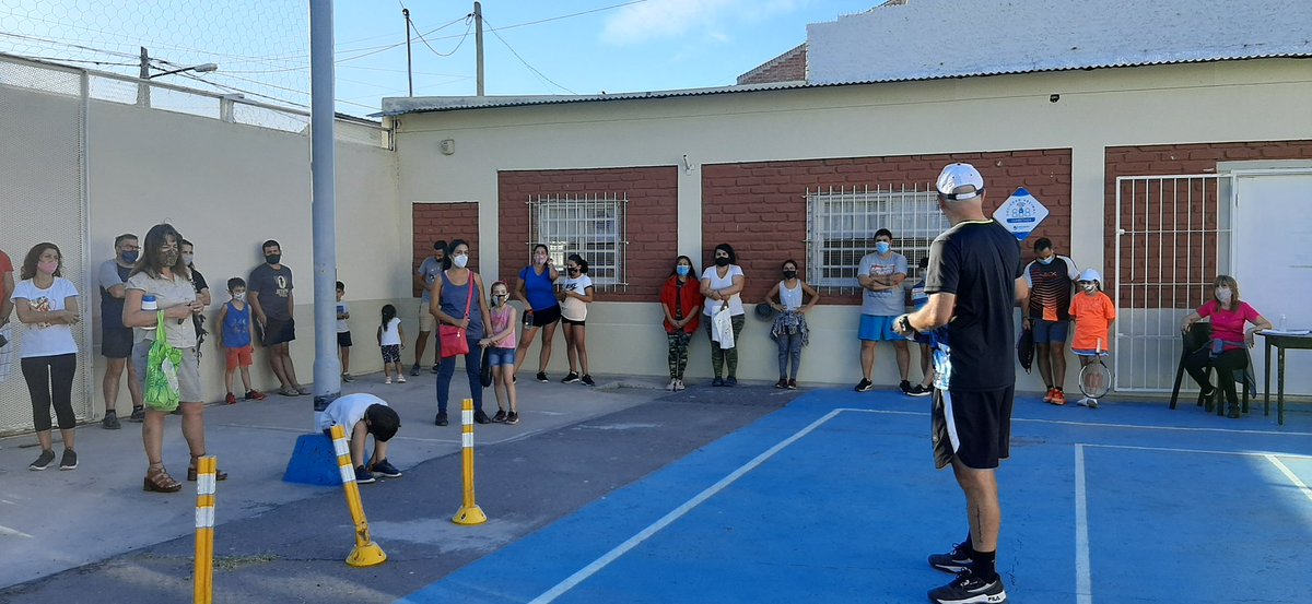 MauSerenelli's tweet photo. Hoy damos inicio a la Escuela Municipal de Tenis Comunitario, en la sede de la Sociedad Vecinal Barrio Cumelen, para niñas y niños de 6 a 12 años, otra gran propuesta de nuestra #CiudadCulturalyDeportiva https://t.co/FkTWJ8hWXD
