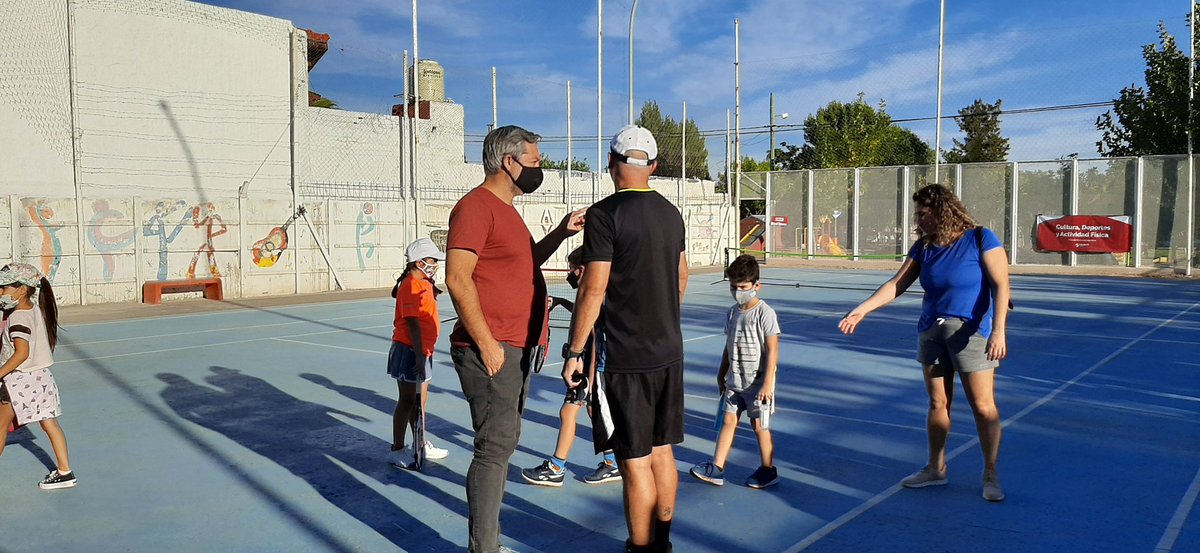 MauSerenelli's tweet photo. Hoy damos inicio a la Escuela Municipal de Tenis Comunitario, en la sede de la Sociedad Vecinal Barrio Cumelen, para niñas y niños de 6 a 12 años, otra gran propuesta de nuestra #CiudadCulturalyDeportiva https://t.co/FkTWJ8hWXD