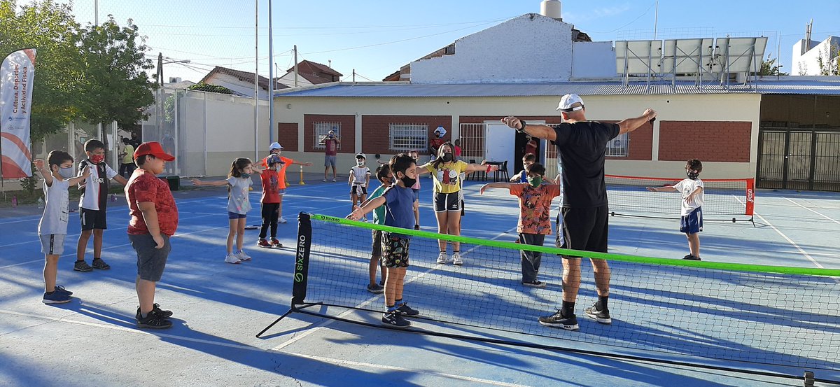MauSerenelli's tweet photo. Hoy damos inicio a la Escuela Municipal de Tenis Comunitario, en la sede de la Sociedad Vecinal Barrio Cumelen, para niñas y niños de 6 a 12 años, otra gran propuesta de nuestra #CiudadCulturalyDeportiva https://t.co/FkTWJ8hWXD