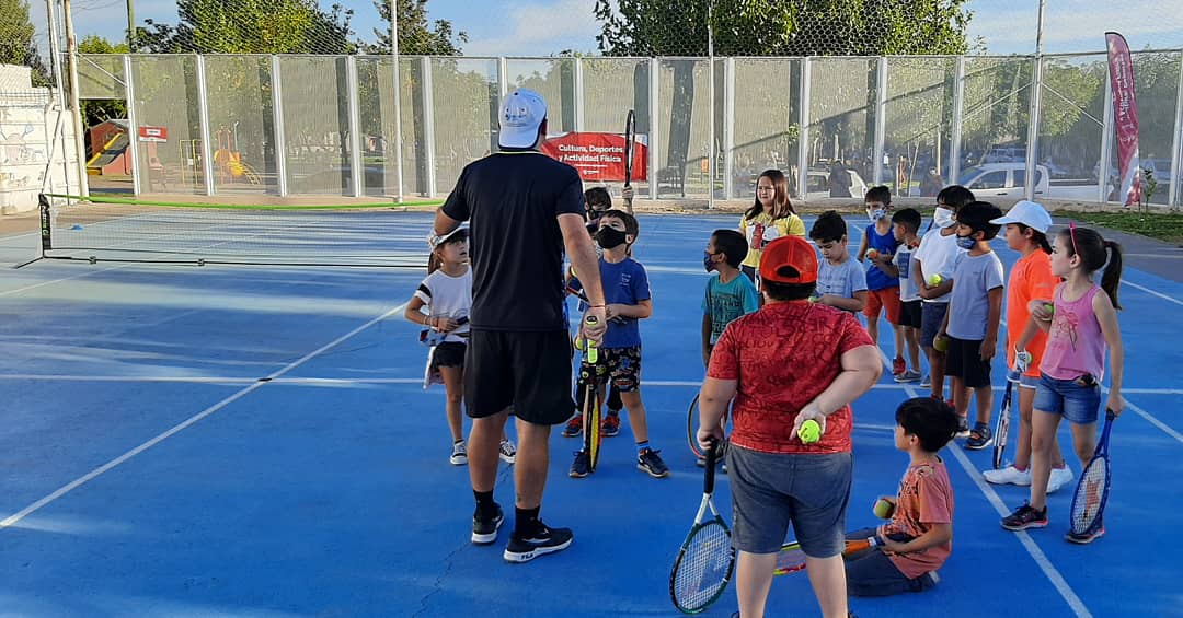 MauSerenelli's tweet photo. Hoy damos inicio a la Escuela Municipal de Tenis Comunitario, en la sede de la Sociedad Vecinal Barrio Cumelen, para niñas y niños de 6 a 12 años, otra gran propuesta de nuestra #CiudadCulturalyDeportiva https://t.co/FkTWJ8hWXD