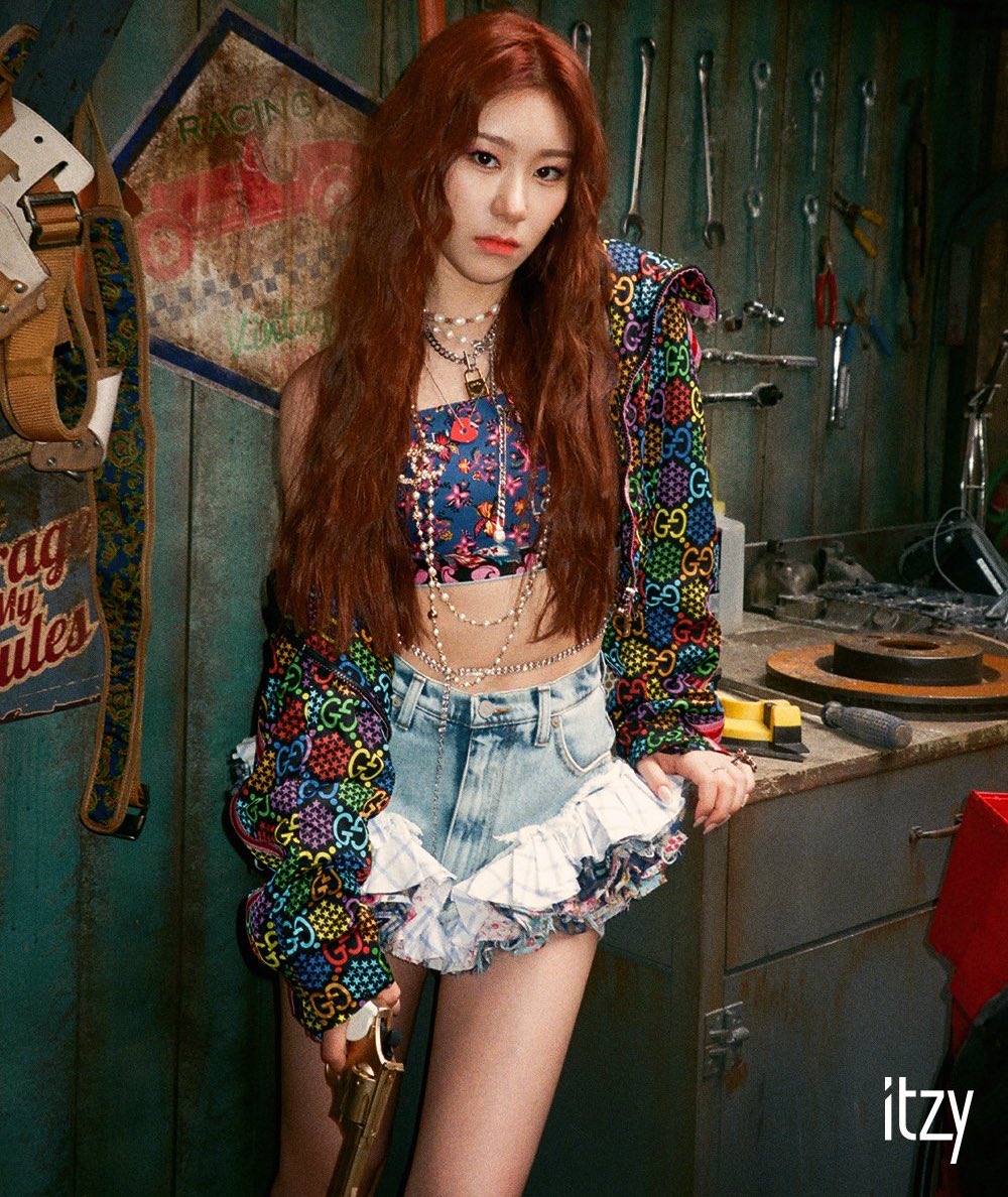 Itzy not shy. Itzy not shy фотосессия. Not shy itzy альбом. Рюджин итзи. Itzy эры.