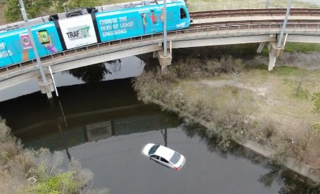 CraftyWavy's tweet photo. #breaking Drone 10 shows that car in the water near Harbor Park after two people got out safely. @WAVY_News #drone10 #drone #breakingnews #hamptonroads https://t.co/fNGWwLZcgy