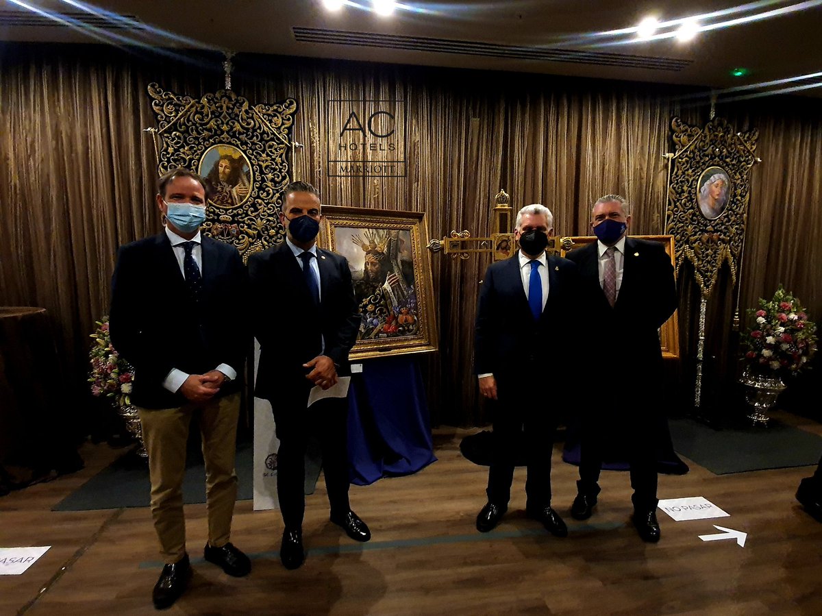ACMalagaPalacio's tweet photo. 📸 Momentos de la presentación de la Exposición Cofrade #AcCofrade que se podrá visitar desde mañana miércoles 24 de marzo de 17h a 21h y los fines de semana también por la mañana de 11h a 14h.

#SemanaSantaMLG #planes #Málaga #exposición #CodrafiasMlg https://t.co/hhpsTSQt2L