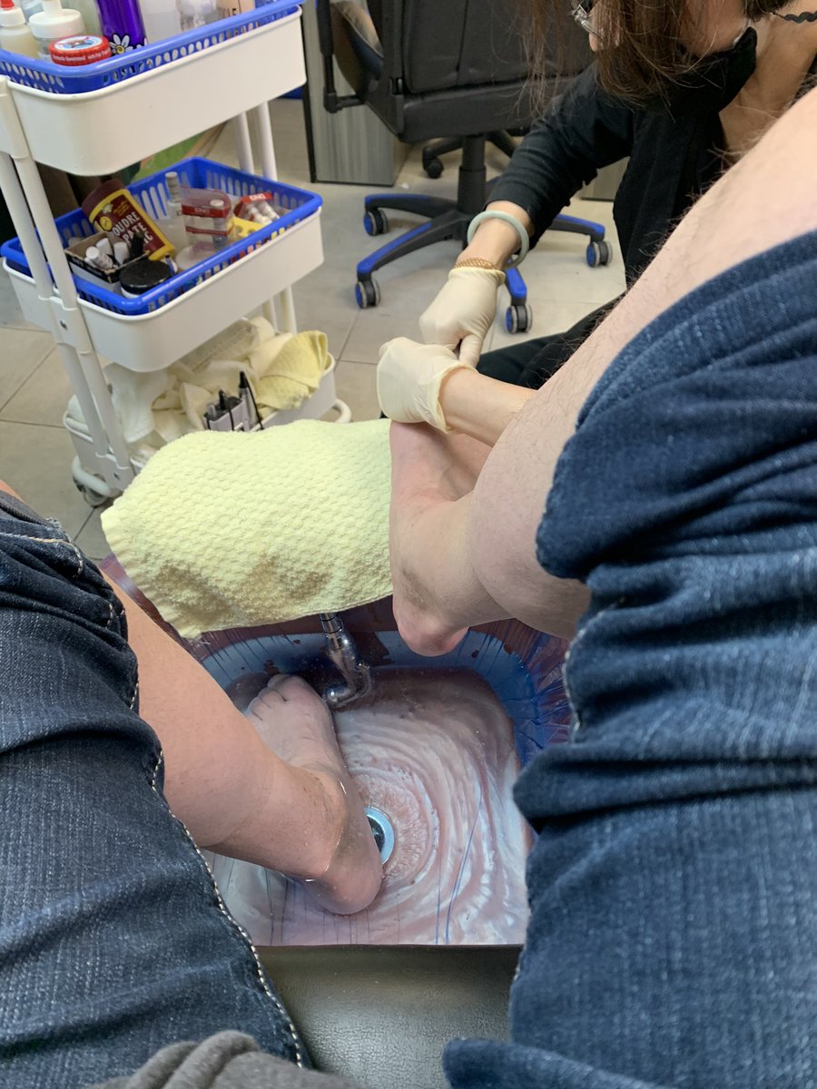 Crazyscotch15's tweet photo. Feeling great after a hot shave and a pedi!  #ticklish #likegratingcheese https://t.co/8v4UNe0HJu