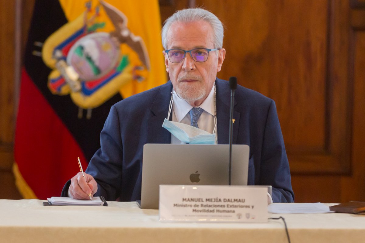 CancilleriaEc's tweet photo. 🗞️#DiplomaciaActiva | Nuevo ministro de Relaciones Exteriores, Manuel Mejía Dalmau, pide trabajo impecable al equipo de .@CancilleriaEc 

ℹ️ Destaca el continuo trabajo para conseguir las vacunas y la próxima transmisión del mando presidencial.

Boletín ➡️ https://t.co/CBqtnyhjNP https://t.co/n0iuBoixej