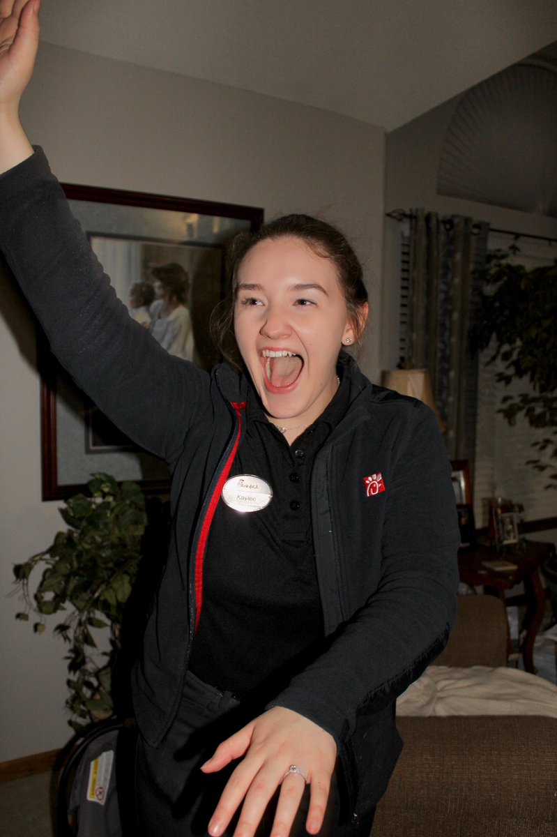kayleemaeadams's tweet photo. On this episode, Chick-fil-A manager gets engaged. #chickfila #engaged https://t.co/rX96ZN8Xj9