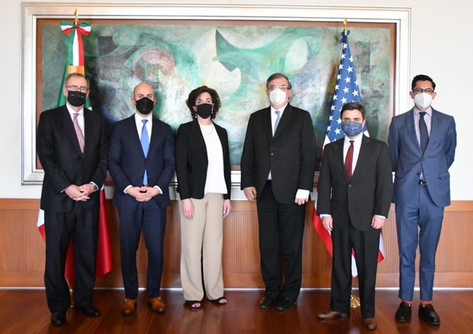 danielcollin01's tweet photo. El canciller mexicano @m_ebrard señaló que durante la reunión con la misión #estadounidense encabezada por #RobertaJacobson, @Cartajuanero y #RicardoZuñiga se evaluaron mecanismos de cooperación que promuevan una migración ordenada, segura y regular en la región. https://t.co/F6qI5rLp7J