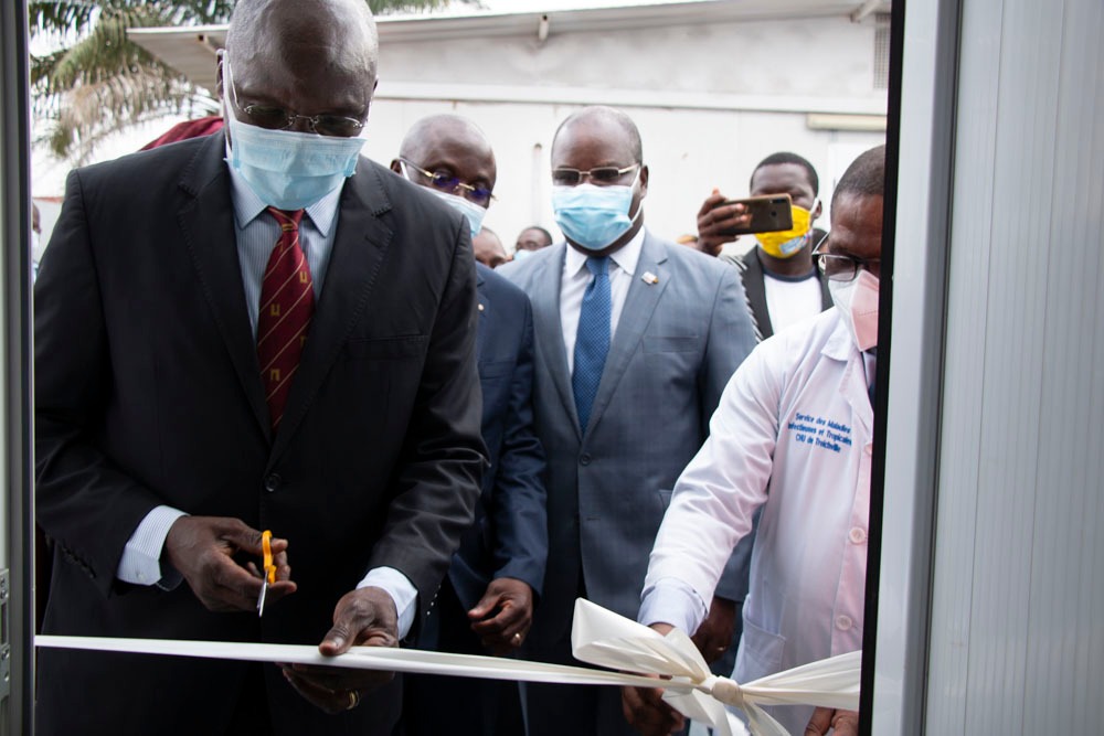 BRVM_UEMOA's tweet photo. La #BRVM , la @SG_CotedIvoire et @sunu #SUNUAssurancesCI, en partenariat avec les #RotaryClubsCI ont offert une salle multimédia au Service des Maladies Infectieuses et Tropicales du #CHU de #Treich, ce 23/03/2021 en présence du Min. de la Santé et de l’Hygiène Publique de CI. https://t.co/FBulHLrqwW