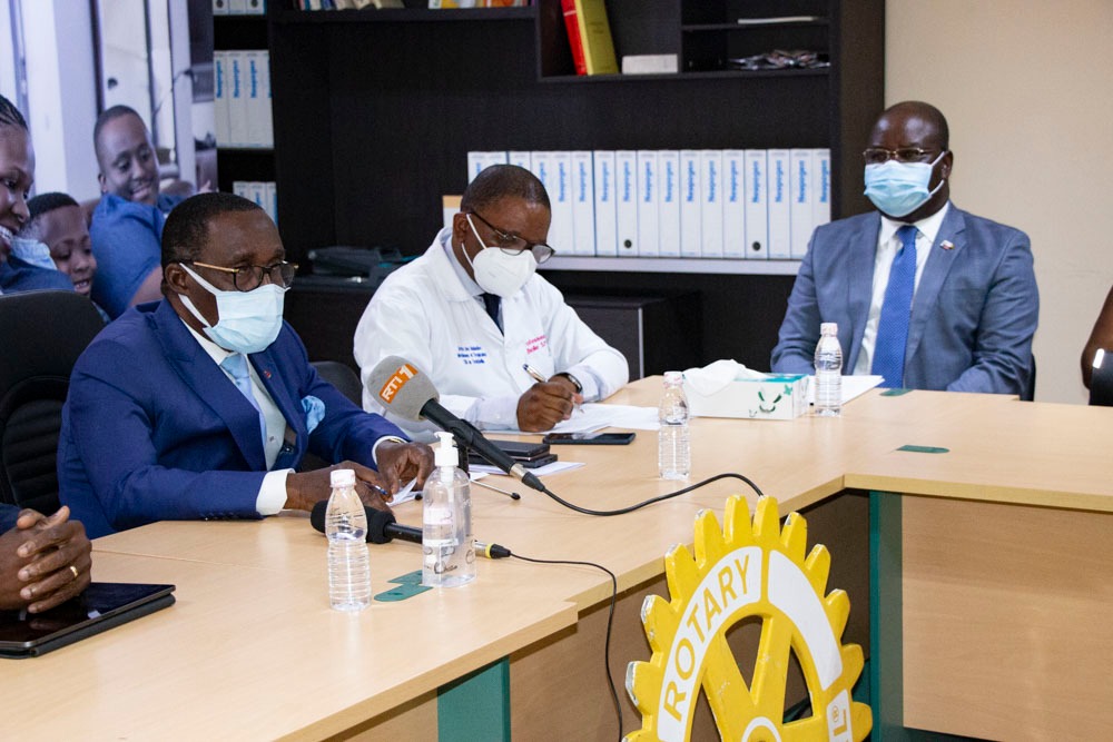 BRVM_UEMOA's tweet photo. La #BRVM , la @SG_CotedIvoire et @sunu #SUNUAssurancesCI, en partenariat avec les #RotaryClubsCI ont offert une salle multimédia au Service des Maladies Infectieuses et Tropicales du #CHU de #Treich, ce 23/03/2021 en présence du Min. de la Santé et de l’Hygiène Publique de CI. https://t.co/FBulHLrqwW
