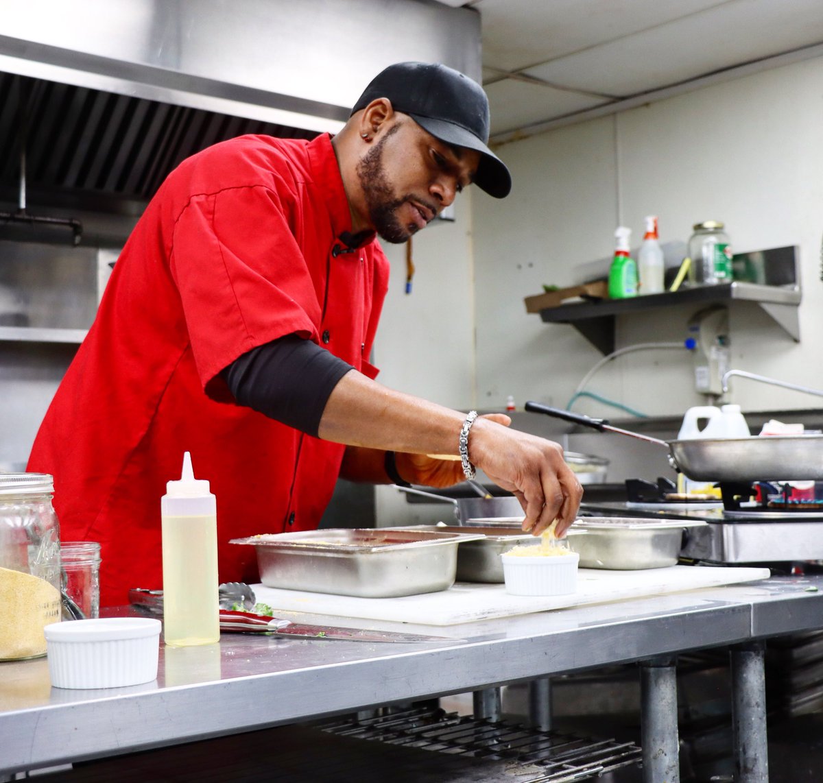 lvdiamondevents's tweet photo. The attention to detail that Chef Chuck gives to each dish he prepares at Diamond Events HQ is impeccable. We know anytime he’s cooking, it’s gonna be GOOOOOOOOD! 🔥🔥
#diamondevents #fooddelivery #cuisine #kitchen #food #lasvegas #chef #cheflife #cooking #cookingshow https://t.co/BDtOgClWzp