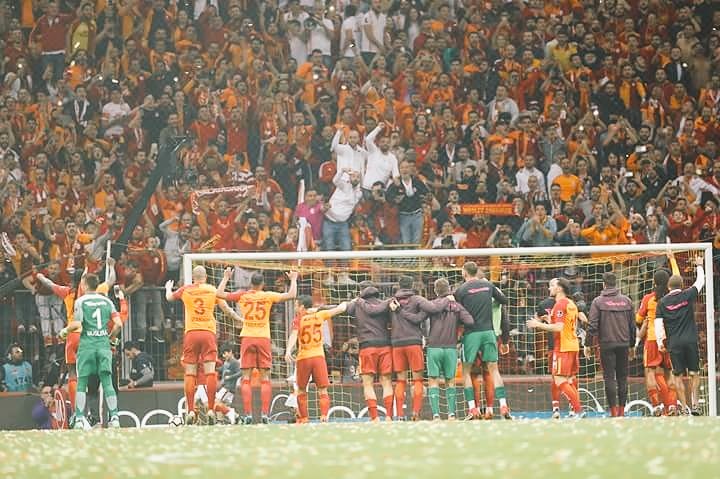 Her zaman söyledik yine söylüyoruz #SizHepinizBizGalatasaray 💛❤️