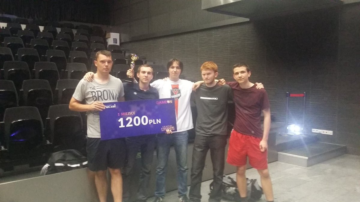 Godvolf's tweet photo. @AvahirEsport 7 lat ciężkiej pracy!
"Początki" i turnieje z ESC w Kielcach i na innych lanach, epizod z Crucial Team, 10 (!) godzinny solocast podczas E-Ampów w Warszawie, komentarz naszych zmagań z Teneryfy.
Dzięki za dostarczone emocje na tych wszystkich eventach i oby jak najdłużej! https://t.co/4Be7w6UTri