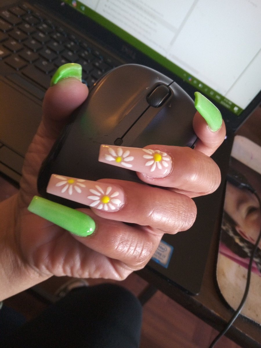 im_morningstar's tweet photo. Que perronas mis uñas 🥰🥰🥰 yeahhh I'm using my mouse as a prop 🤪
#nails
#spring
#sofreshnsoclean https://t.co/MJYBrYolae