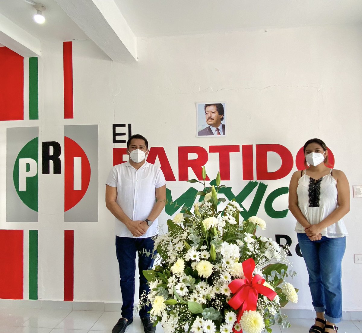 MxTulum's tweet image. A 27 años de su partida, rendimos homenaje a un gran líder mexicano y priista, Luis Donaldo Colosio Murrieta 🇲🇽 su liderazgo permanece en nuestra militancia. 

#ColosioVive 

@alitomorenoc 
@CandyAyuso 
@palomaSnchez 
@OledMoreno 
@FranciscoAmLa 
@CelessICC
